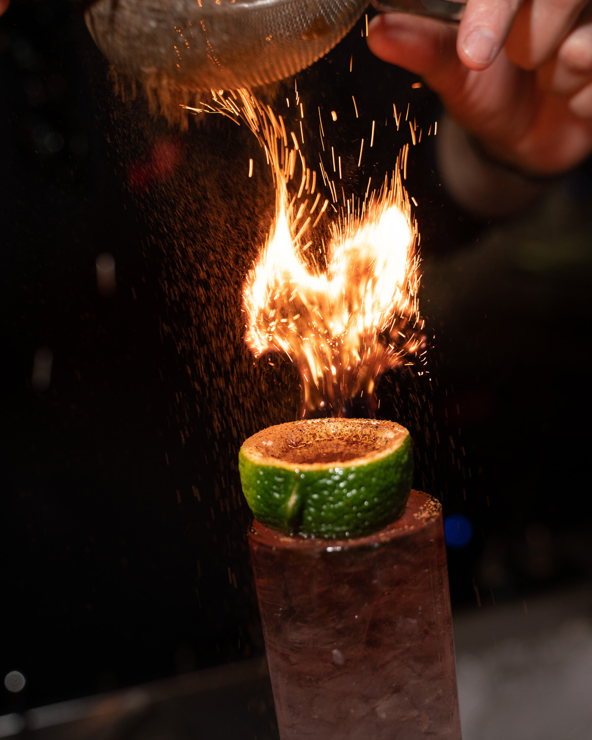 Cocktail flambé au bar Loka Cannes