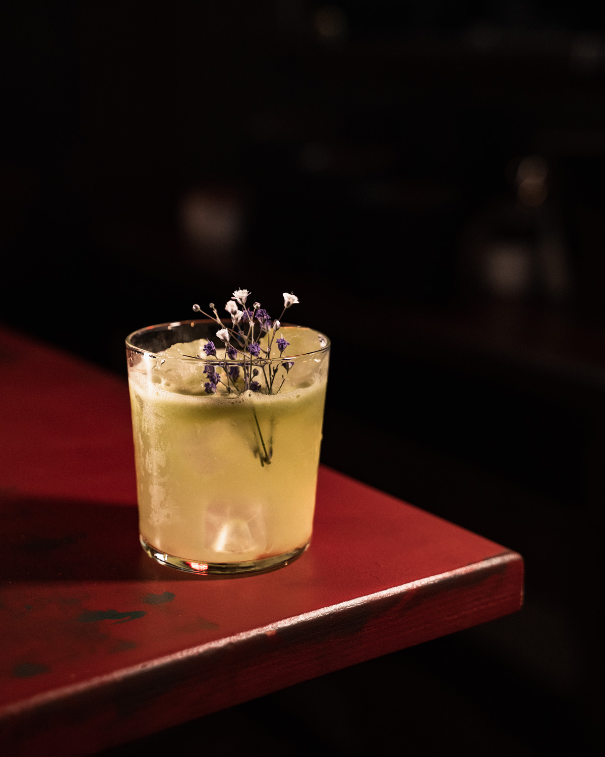 Cocktail signature aux fleurs, bar Loka Cannes