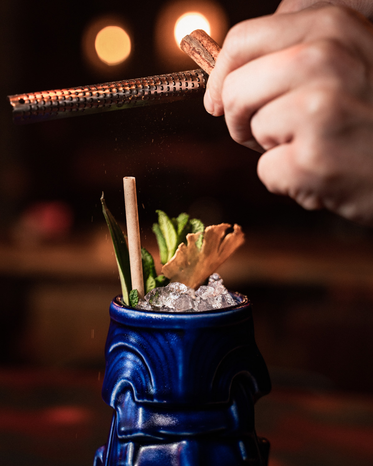 Cocktail tiki signature au bar Loka Cannes