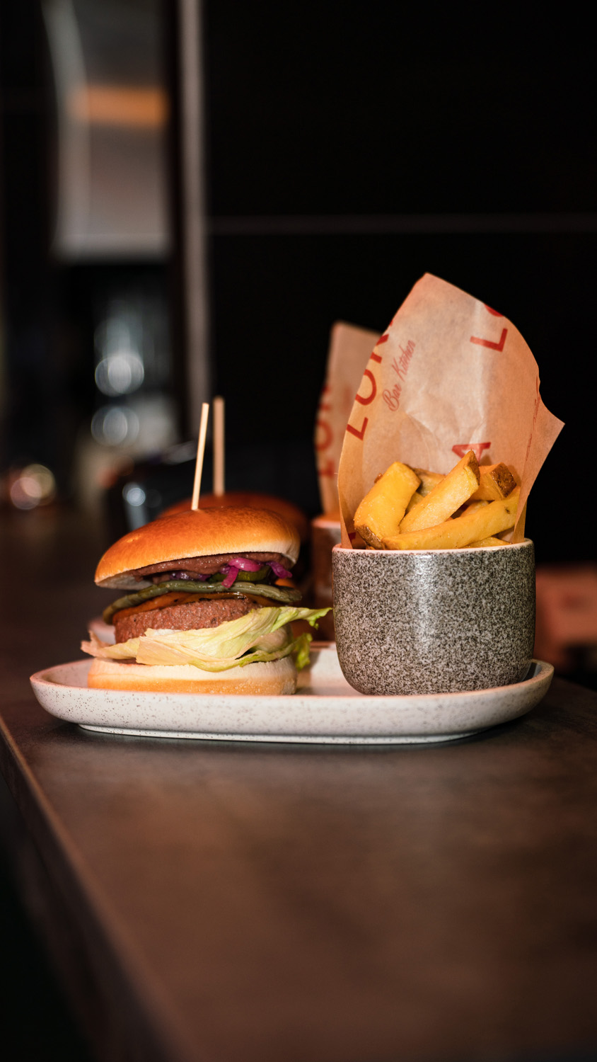 Smash burger végé et frites au restaurant Loka Cannes