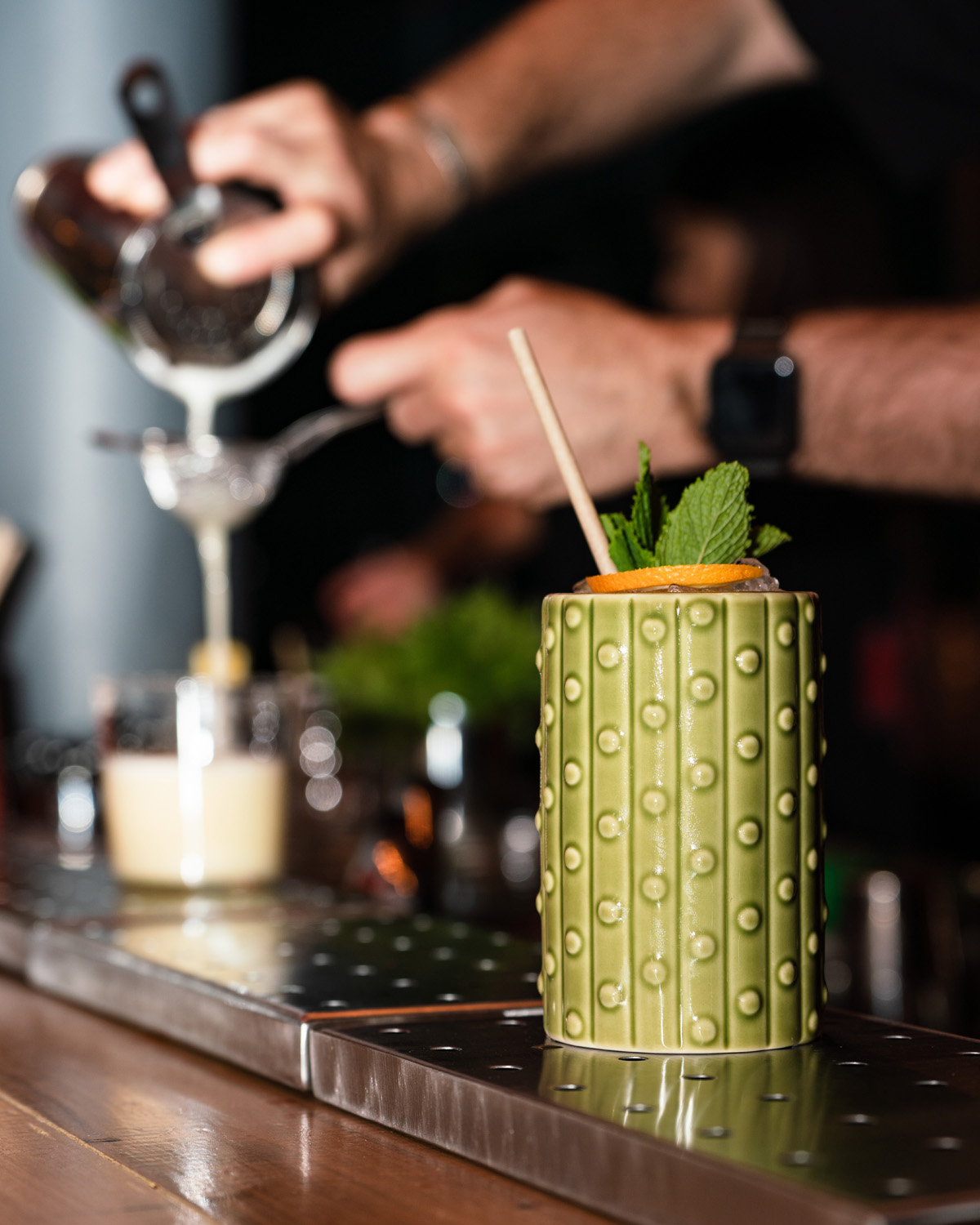 Préparation d'un cocktail au bar Loka Cannes