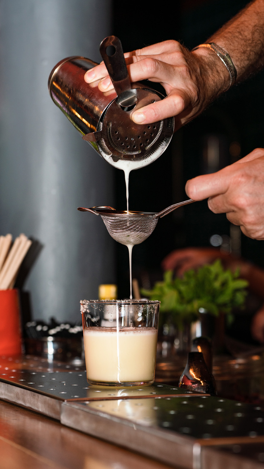 Préparation d'un cocktail signature au bar Loka Cannes