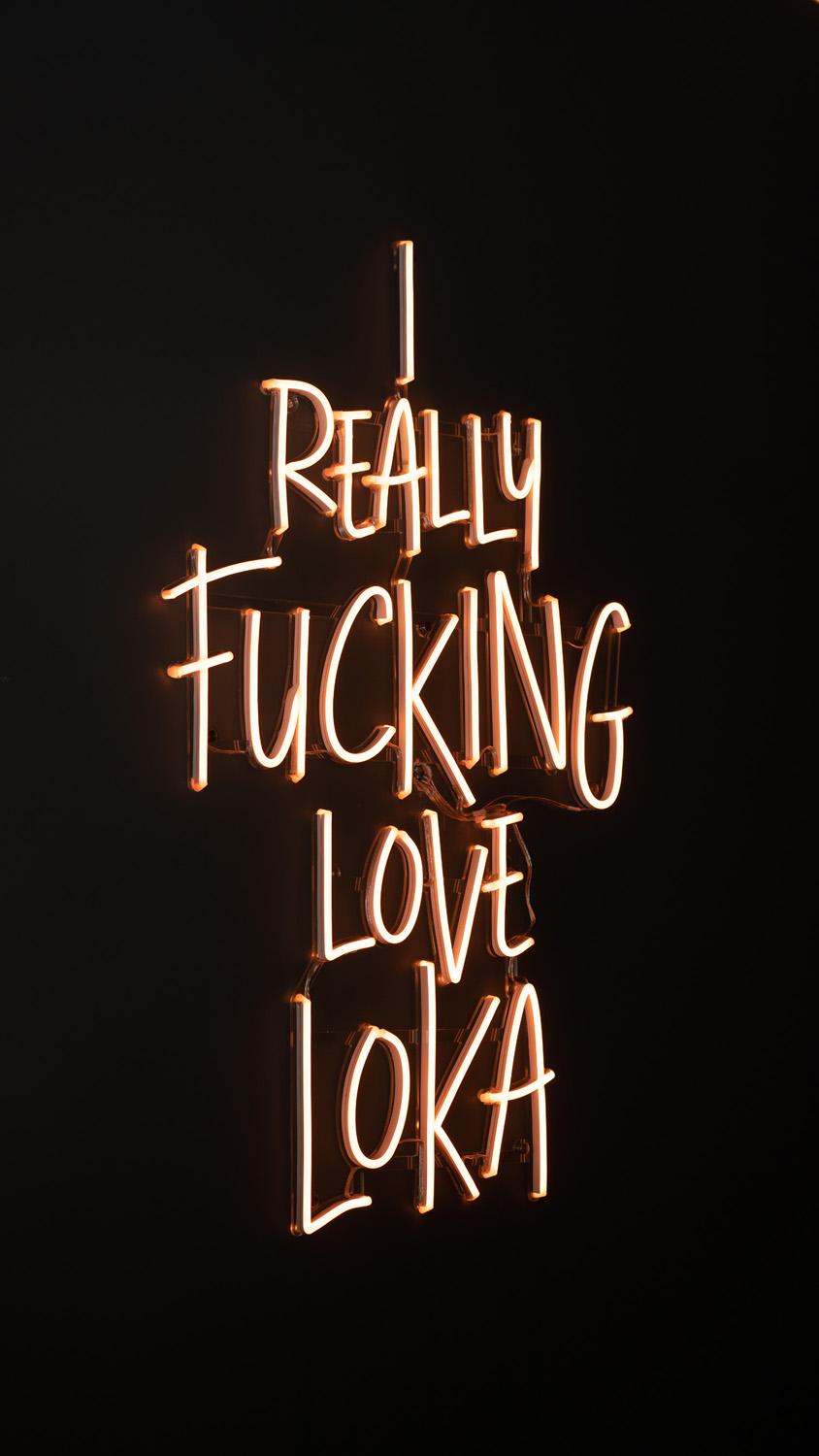 Enseigne néon I really love Loka, bar Cannes