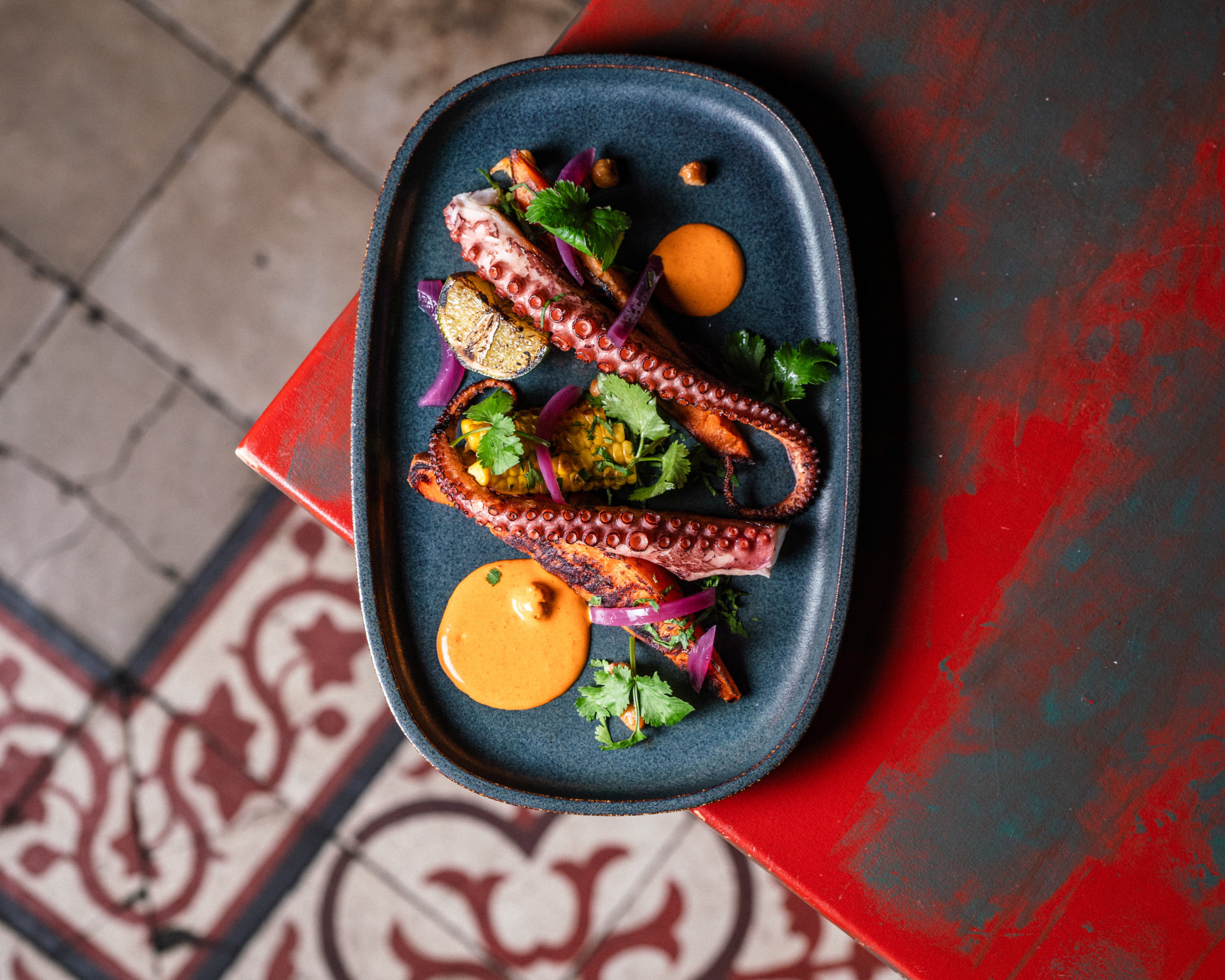 Poulpe grillé chimichurri au restaurant Loka Cannes